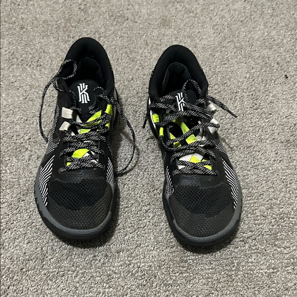 Flytrap 5 Kyrie basketball shoes size 9-9.5 women’s 7 men’s